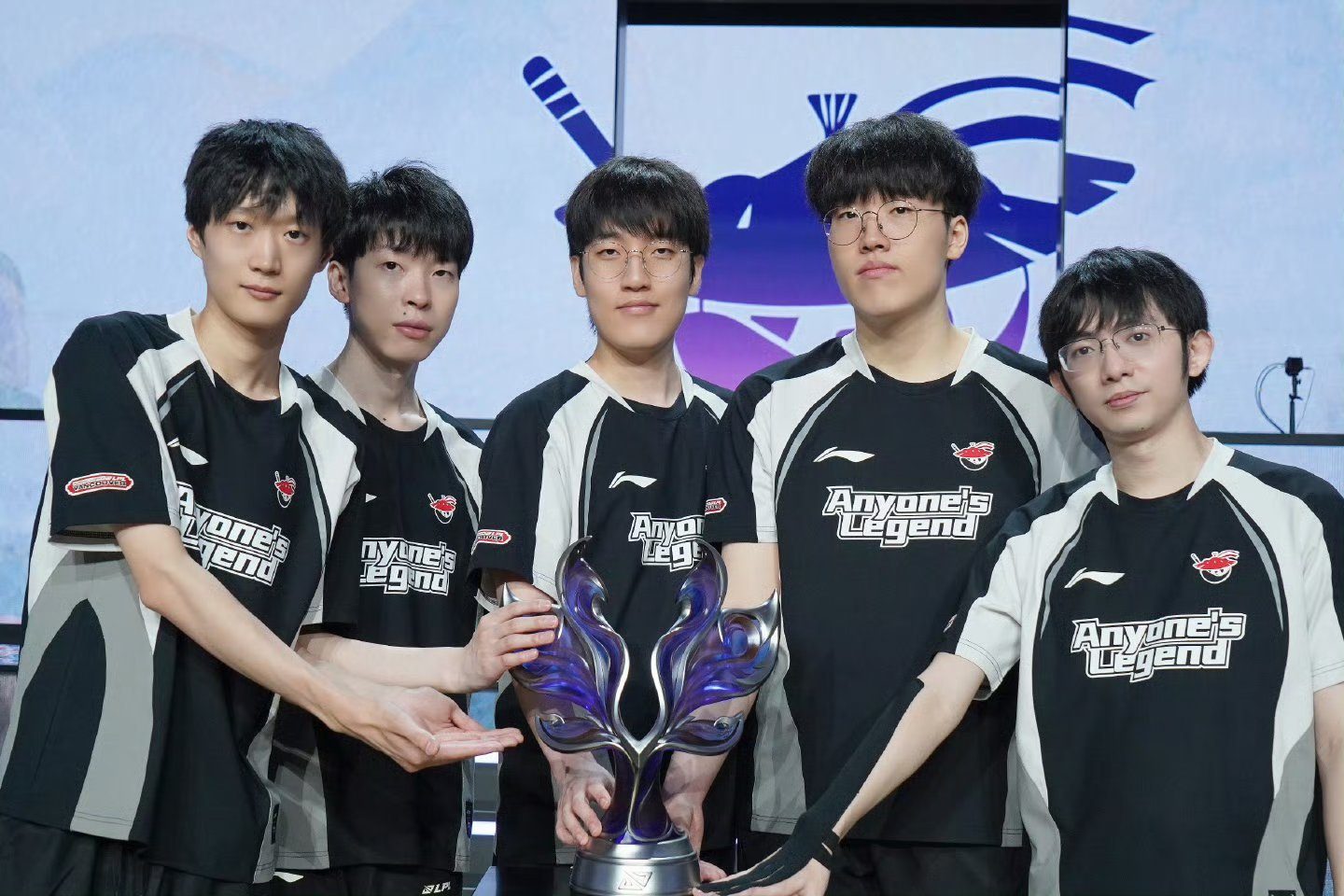 开云体育-100T轻取TSM，CoreJJ团战一打五宿敌对决淘汰赛，让粉丝疯狂欢呼